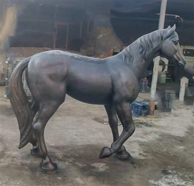 Велика метална скулптура коња